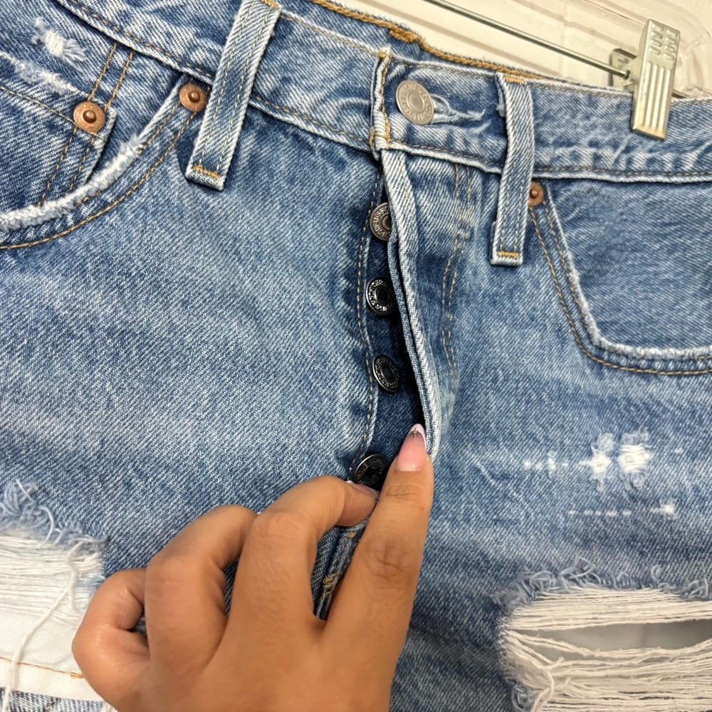 Levi’s 501 High Rise Distressed Denim Shorts Women’s Size 26 – Blue Cutoff - Picture 2 of 8